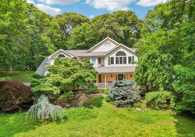 Photo 2 of Sale Pending at 10 Bryan Meadow Path, Northport, NY 11768 | MLS# 886890 | Listing updated on 2026-09-18