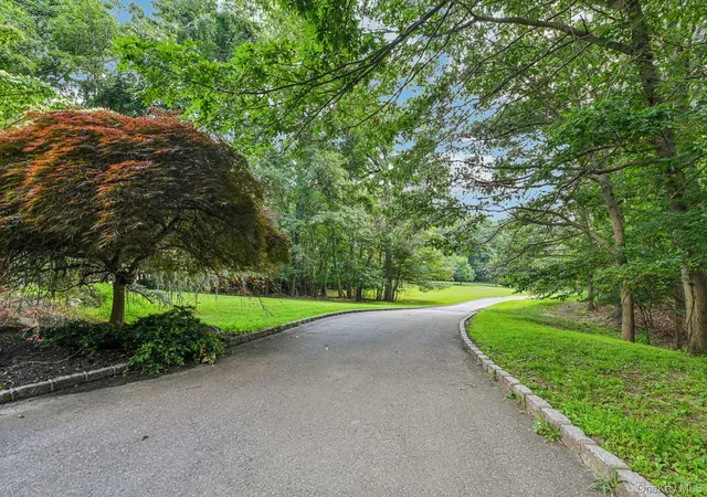 Photo 3 of Sale Pending at 10 Bryan Meadow Path, Northport, NY 11768 | MLS# 886890 | Listing updated on 2026-09-18