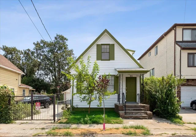 Photo 1 of Sale Pending at 315 Oder Ave, Staten Island, NY 10304 | MLS# 897134 | Listing updated on 2026-09-18