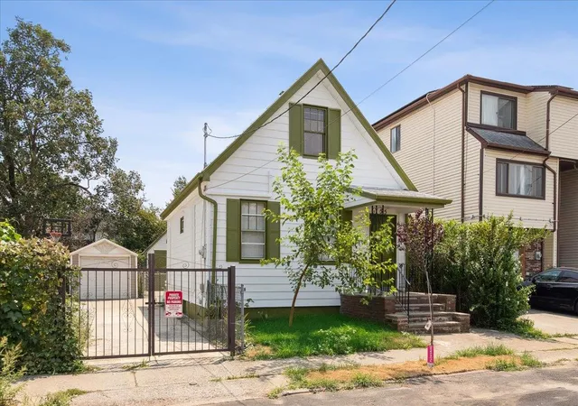 Photo 3 of Sale Pending at 315 Oder Ave, Staten Island, NY 10304 | MLS# 897134 | Listing updated on 2026-09-18