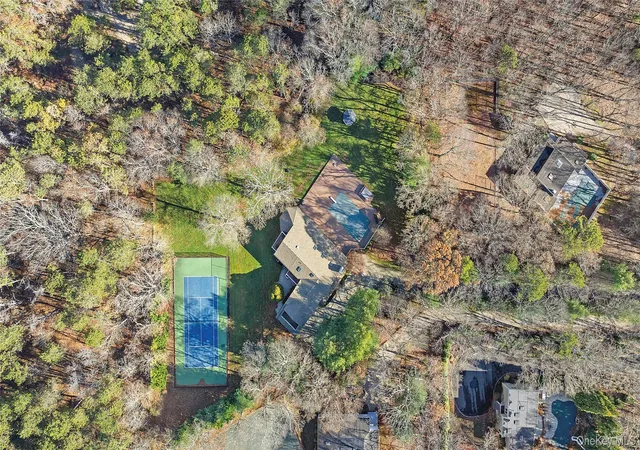 Photo 3 of Sale Pending at 8 E Ridge Ct, Southampton, NY 11968 | MLS# 926474 | Listing updated on 2026-09-18