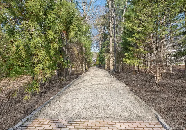 Photo 4 of Sale Pending at 8 E Ridge Ct, Southampton, NY 11968 | MLS# 926474 | Listing updated on 2026-09-18
