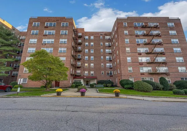 Photo 2 of Sale Pending at 609 Palmer Rd #3M, Yonkers, NY 10701 | MLS# 933973 | Listing updated on 2026-09-18