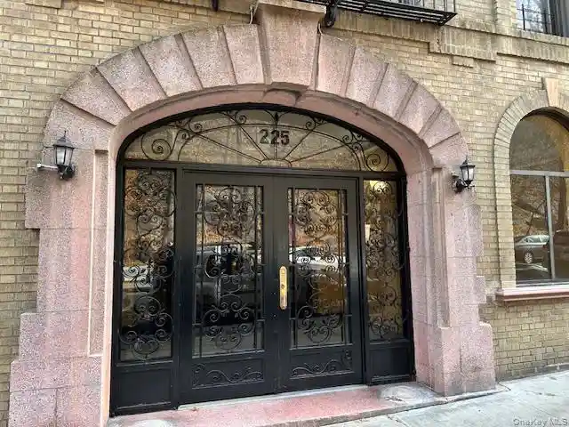 Listing Photo 2 - Condo for sale in 225 Bennett Ave located at 225 Bennett Ave, New York, NY 10040 - Unit #2R