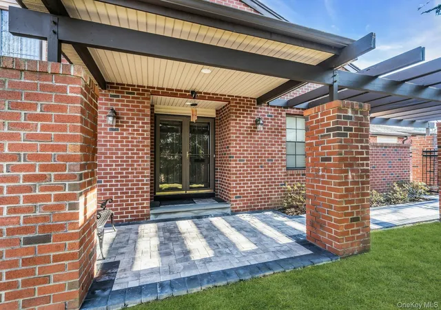 Photo 1 of Sale Pending at 304 Aerie Ct, Manhasset, NY 11030 | MLS# 949841 | Listing updated on 2026-09-18