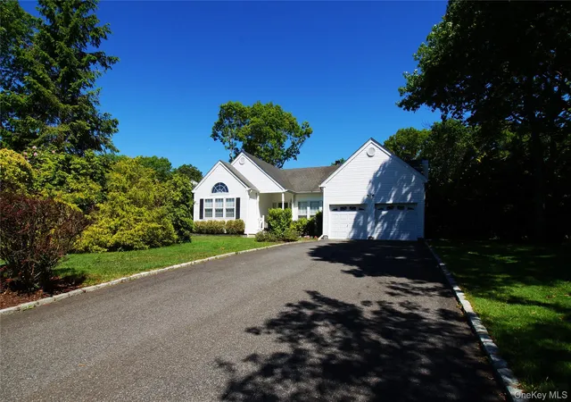 Photo 1 of Sale Pending at 5 Wood Holw Dr, Southampton, NY 11977 | MLS# 950808 | Listing updated on 2026-09-18