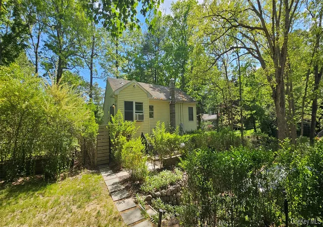 Photo 2 of Single family home for sale at 176 Maple Ave, Southampton, NY 11901 | MLS# 954761 | Listing updated on 2026-09-18
