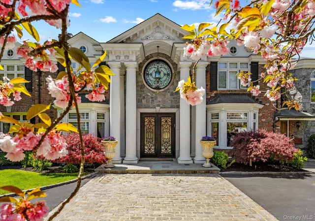 Photo 2 of Mansion for sale at 10 Hemlock Dr, North Hempstead, NY 11024 | MLS# 956586 | Listing updated on 2026-09-18