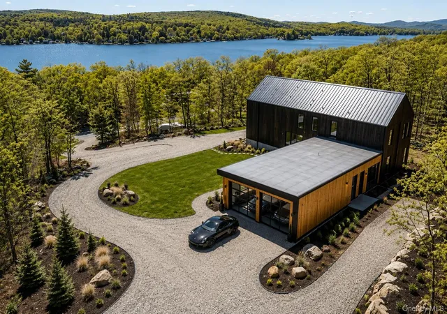 Photo 3 of Mansion for sale at 95 Jersey Ave, Greenwood Lake, NY 10925 | MLS# 956598 | Listing updated on 2026-09-16