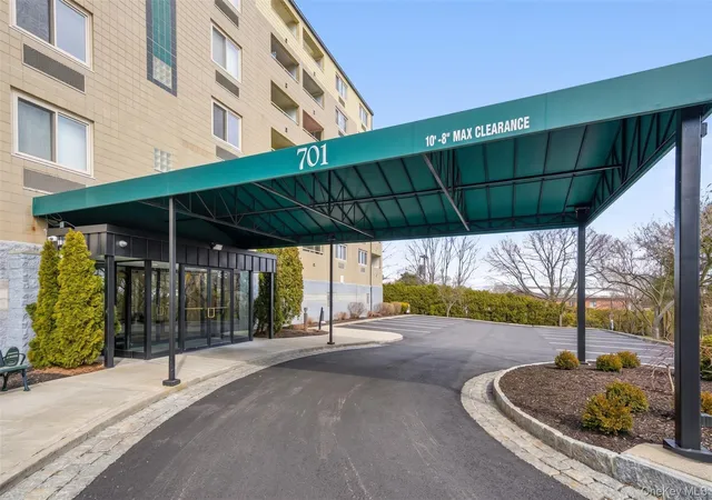 Photo 2 of Sale Pending at 701 Pelham Rd #5M, New Rochelle, NY 10805 | MLS# 958313 | Listing updated on 2026-09-18