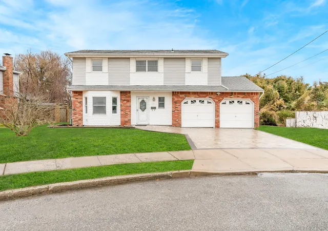 Photo 2 of Sale Pending at 24 Brooktree Cir, Babylon, NY 11757 | MLS# 959231 | Listing updated on 2026-09-18