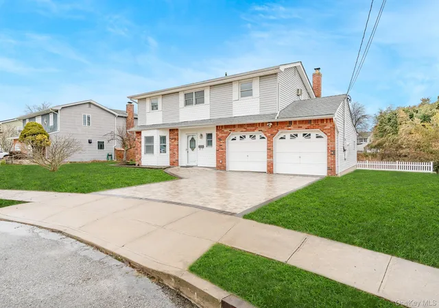 Photo 3 of Sale Pending at 24 Brooktree Cir, Babylon, NY 11757 | MLS# 959231 | Listing updated on 2026-09-18