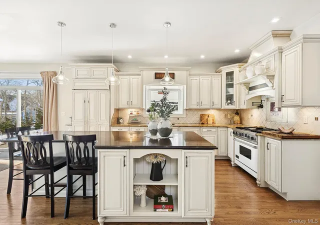 Photo 3 of Single family home for sale at 6 Dogwood St, East Quogue, NY 11942 | MLS# 959603 | Listing updated on 2026-09-18