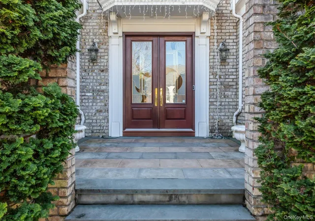 Photo 3 of Single family home for sale at 58 Stone Hl Dr S, Manhasset, NY 11030 | MLS# 971255 | Listing updated on 2026-09-22