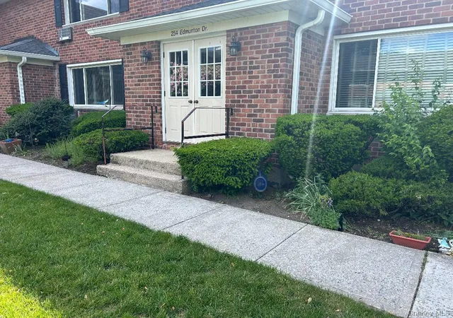 Photo 2 of Condo for sale at 254 Edmunton Dr #K1, Babylon, NY 11703 | MLS# 978280 | Listing updated on 2026-09-16