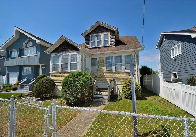 Photo 3 of Single family home for sale at 2586 Riverside Dr, Hempstead, NY 11793 | MLS# 986717 | Listing updated on 2026-09-15