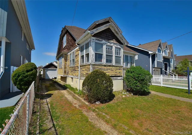 Photo 3 of Single family home for sale at 2586 Riverside Dr, Hempstead, NY 11793 | MLS# 986717 | Listing updated on 2026-09-15