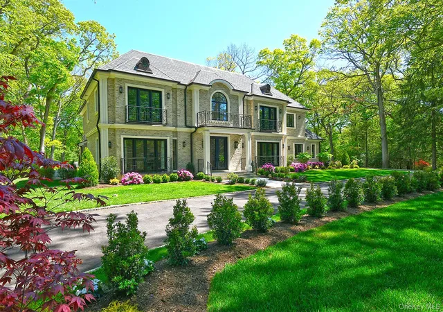 Photo 3 of Mansion for sale at 20 Knollwood Rd, Oyster Bay, NY 11545 | MLS# 986988 | Listing updated on 2026-09-18