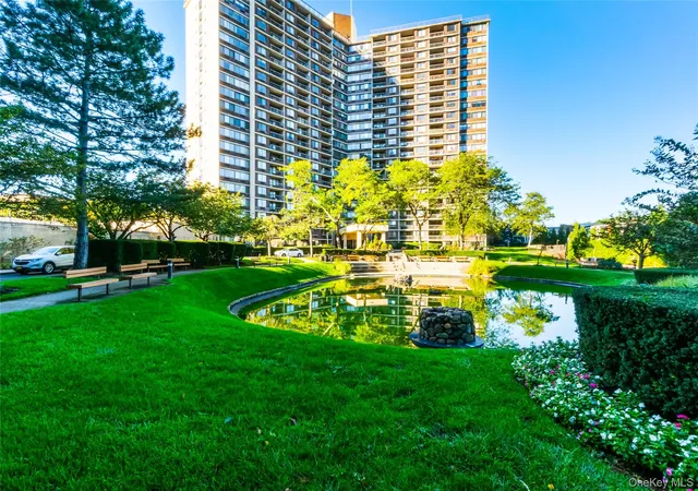 Photo 2 of Sale Pending at 2 Bay Clb Dr #1M, Bayside, NY 11360 | MLS# 989614 | Listing updated on 2026-09-18