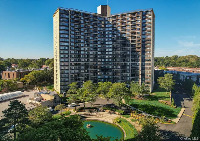 Photo 3 of Sale Pending at 2 Bay Clb Dr #1M, Bayside, NY 11360 | MLS# 989614 | Listing updated on 2026-09-18