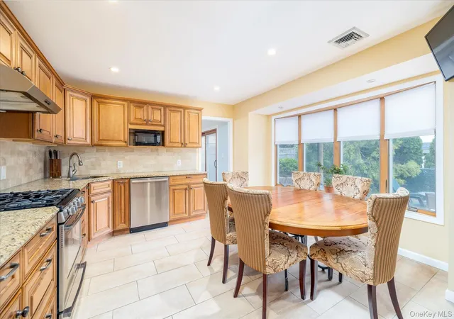 Photo 4 of Sale Pending at 142 E Shore Dr, Oyster Bay, NY 11758 | MLS# 991435 | Listing updated on 2026-09-18