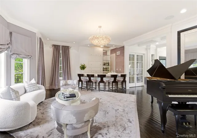 Photo 3 of Mansion for sale at 6 Evergreen Way, Oyster Bay, NY 11545 | MLS# 991638 | Listing updated on 2026-10-02