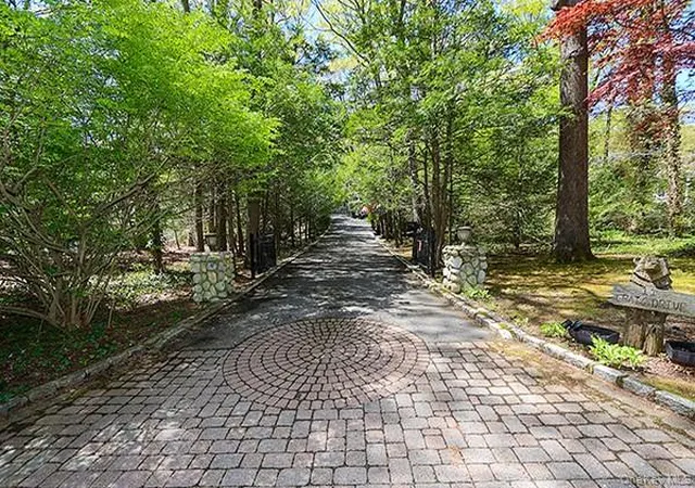 Photo 2 of Sale Pending at 11 Craig Dr, Huntington Station, NY 11746 | MLS# 991996 | Listing updated on 2026-09-18