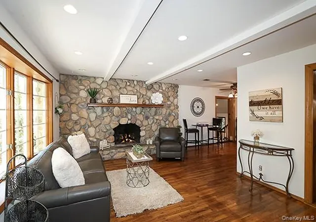 Photo 3 of Sale Pending at 11 Craig Dr, Huntington Station, NY 11746 | MLS# 991996 | Listing updated on 2026-09-18