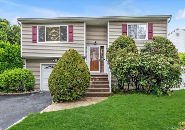 Photo 1 of Sale Pending at 17 Horton Dr, Huntington, NY 11746 | MLS# 992787 | Listing updated on 2026-09-18