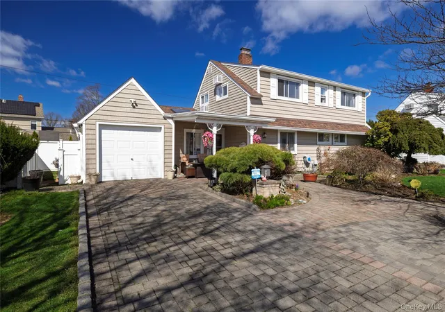 Photo 2 of Single family home for sale at 12 Link Ln, Oyster Bay, NY 11801 | MLS# 993868 | Listing updated on 2026-09-17
