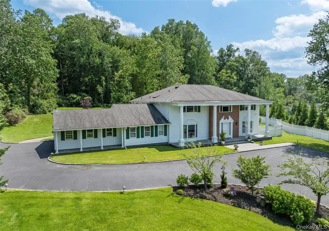 Photo 3 of Mansion for sale at 25 Montrose Ct, Roslyn, NY 11576 | MLS# 995401 | Listing updated on 2026-09-18