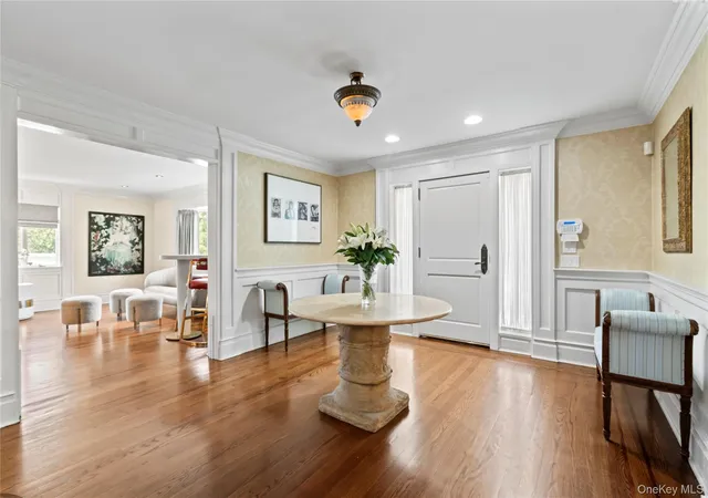 Photo 3 of Single family home for sale at 25 Montrose Ct, Roslyn, NY 11576 | MLS# 995401 | Listing updated on 2026-09-18
