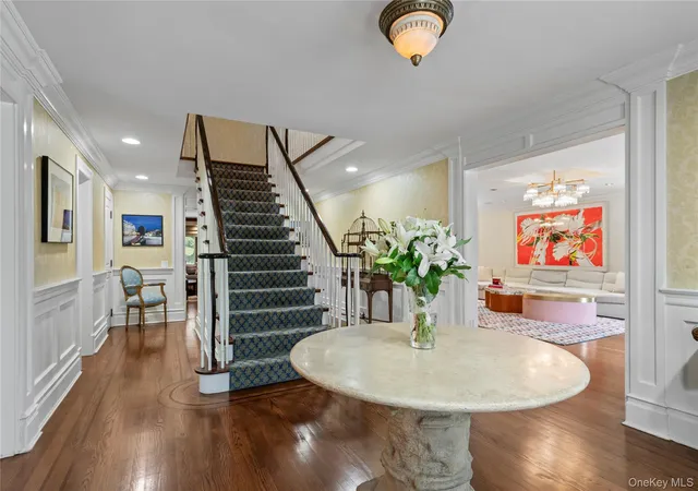 Photo 4 of Single family home for sale at 25 Montrose Ct, Roslyn, NY 11576 | MLS# 995401 | Listing updated on 2026-09-18