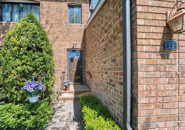 Photo 2 of Sale Pending at 25 Windsor Gate Dr, North Hempstead, NY 11040 | MLS# 995658 | Listing updated on 2026-09-18