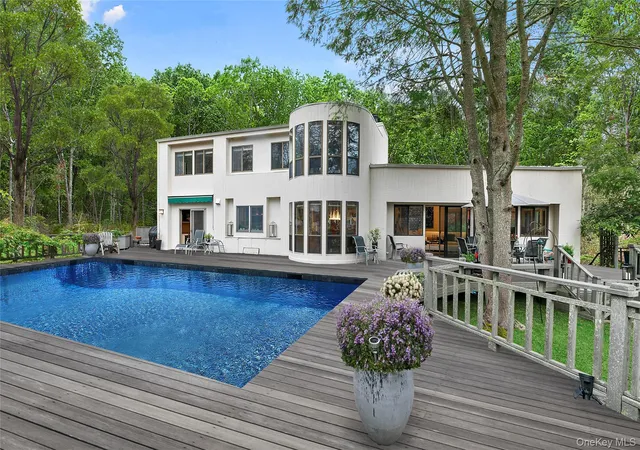 Photo 1 of Single family home for sale at 6 Wagon Ln, East Hampton, NY 11937 | MLS# 995792 | Listing updated on 2026-09-18