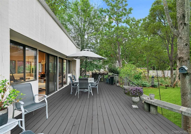Photo 2 of Single family home for sale at 6 Wagon Ln, East Hampton, NY 11937 | MLS# 995792 | Listing updated on 2026-09-18