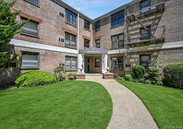 Photo 1 of Sale Pending at 4 East Ml Dr #3E, Great Neck, NY 11021 | MLS# 996098 | Listing updated on 2026-09-18
