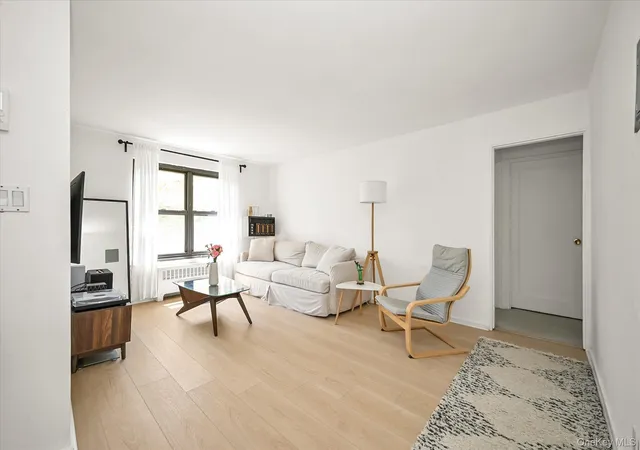 Photo 2 of Sale Pending at 4 East Ml Dr #3E, Great Neck, NY 11021 | MLS# 996098 | Listing updated on 2026-09-18