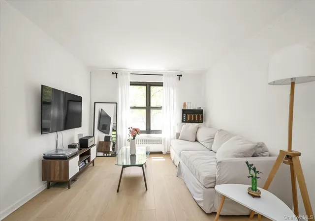 Photo 3 of Sale Pending at 4 East Ml Dr #3E, Great Neck, NY 11021 | MLS# 996098 | Listing updated on 2026-09-18