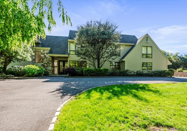 Photo 1 of Mansion for sale at 5 Twin Ponds St, North Hempstead, NY 11024 | MLS# 998857 | Listing updated on 2026-09-18