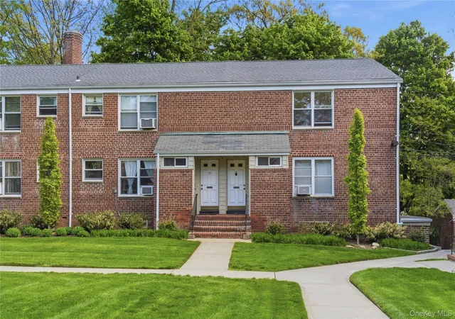 Photo 3 of Sale Pending at 83 Edwards St #2A, Roslyn Heights, NY 11577 | MLS# 999371 | Listing updated on 2026-09-18