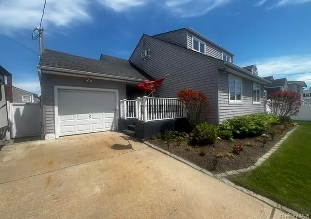 Photo 3 of Sale Pending at 101 Buena Vista Blvd, Lindenhurst, NY 11757 | MLS# 999861 | Listing updated on 2026-09-16
