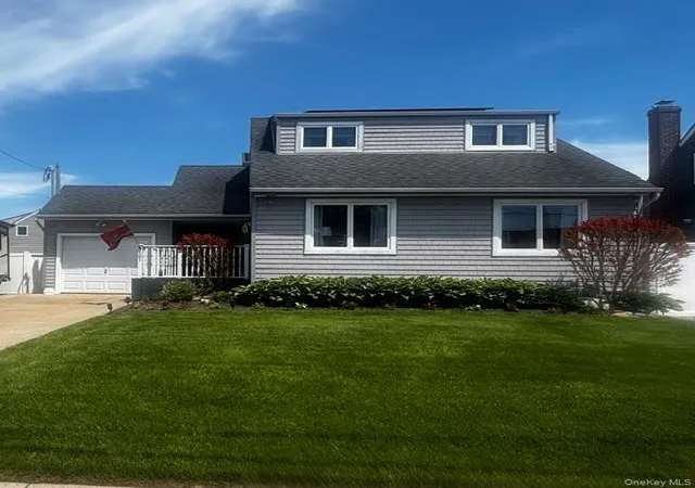 Photo 3 of Sale Pending at 101 Buena Vista Blvd, Lindenhurst, NY 11757 | MLS# 999861 | Listing updated on 2026-09-16