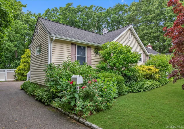 Photo 2 of Single family home for sale at 81 Union Ave, Amityville, NY 11701 | MLS# 000173 | Listing updated on 2026-09-16