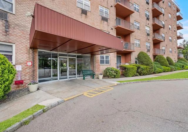 Photo 3 of Sale Pending at 1 Lakeview Dr #1P, Peekskill, NY 10566 | MLS# 1001033 | Listing updated on 2026-09-26