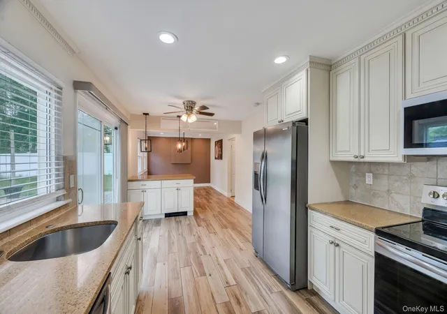 Photo 3 of Sale Pending at 4 Hale Ln, Brookhaven, NY 11727 | MLS# 1001061 | Listing updated on 2026-09-18