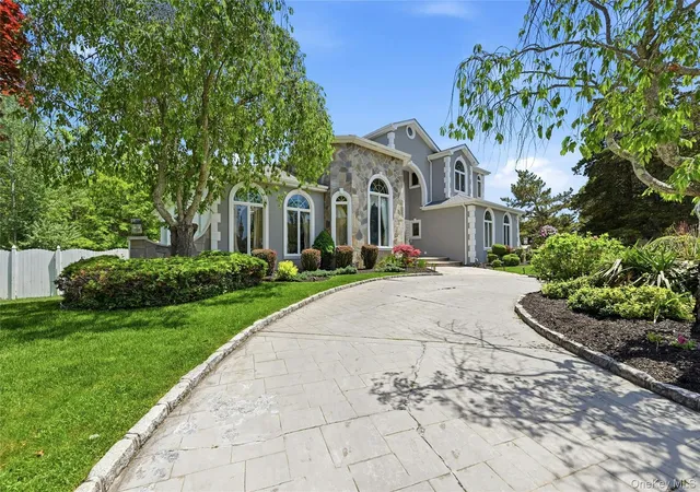 Photo 3 of Sale Pending at 12 Phillips Ln, Lake Grove, NY 11755 | MLS# 1001302 | Listing updated on 2026-09-18