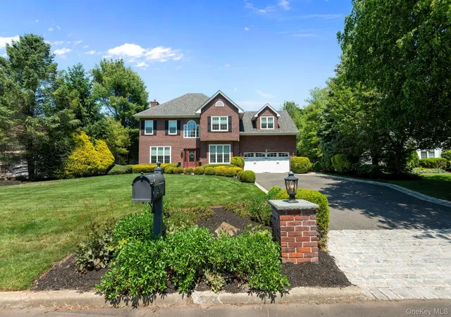 Photo 3 of Sale Pending at 34 Ketchum Ct, Huntington, NY 11731 | MLS# 1001805 | Listing updated on 2026-09-18