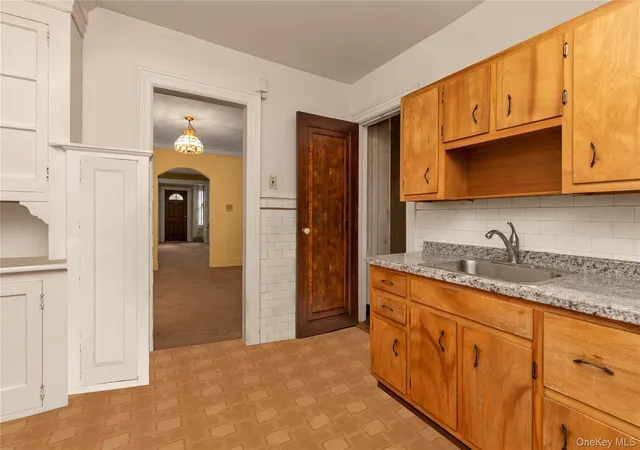 Photo 3 of Sale Pending at 3250 Country Clb Rd, New York, NY 10465 | MLS# 1002280 | Listing updated on 2026-09-18
