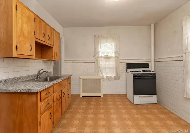 Photo 3 of Sale Pending at 3250 Country Clb Rd, New York, NY 10465 | MLS# 1002280 | Listing updated on 2026-09-18